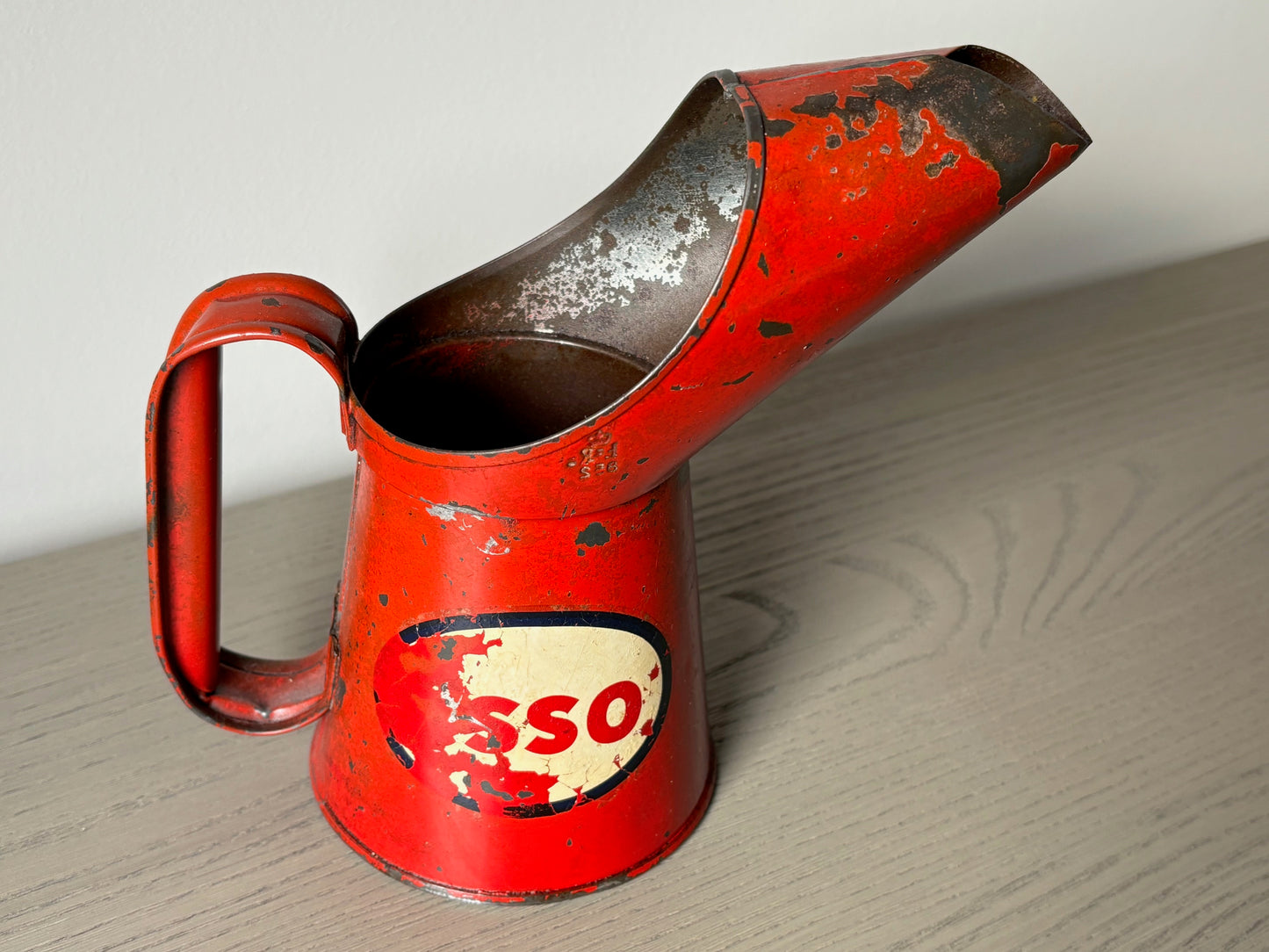 ESSO Oil pint pourer