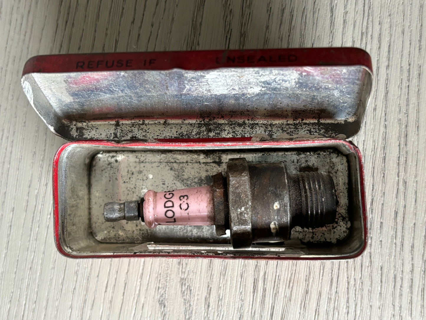 LODGE Spark Plug in tin